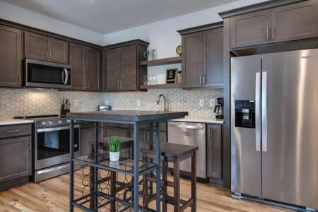 Stylish East Nash Townhouse, Walk to Favorite Eats, Cozy Den, Workspace, Smart TVs and Fast WiFi, Full Kitchen, Garage and 24 Hr Hospitality, Near Mas Tacos, Rosepepper and Five Points, 10 Min to Broadway - 3