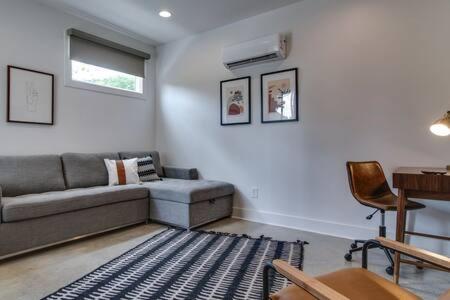 Stylish East Nash Townhouse, Walk to Favorite Eats, Cozy Den, Workspace, Smart TVs and Fast WiFi, Full Kitchen, Garage and 24 Hr Hospitality, Near Mas Tacos, Rosepepper and Five Points, 10 Min to Broadway - 4