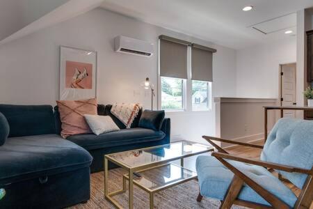 Charming East Nash Retreat, Walk to Dining Faves, Cozy Den, Workspace and Smart TVs, Plush Velvet Sofa, Full Kitchen & Garage, Near Mas Tacos & Five Points, 10 Min to Broadway, 24 Hr Hospitality - 2