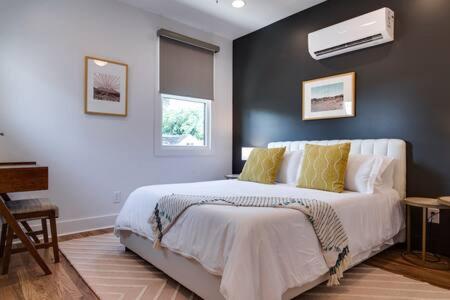 Charming East Nash Retreat, Walk to Dining Faves, Cozy Den, Workspace and Smart TVs, Plush Velvet Sofa, Full Kitchen & Garage, Near Mas Tacos & Five Points, 10 Min to Broadway, 24 Hr Hospitality