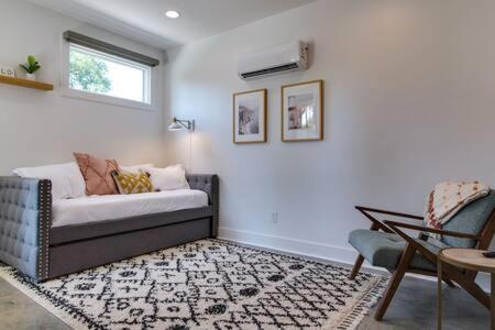 Charming East Nash Retreat, Walk to Dining Faves, Cozy Den, Workspace and Smart TVs, Plush Velvet Sofa, Full Kitchen & Garage, Near Mas Tacos & Five Points, 10 Min to Broadway, 24 Hr Hospitality - 4