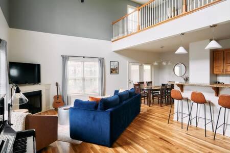 Modern Home next to Vanderbilt Campus with Parking, Screened Porch & Workspace, Walk to Hillsboro Village, Fido & Pancake Pantry, Minutes to Music Row, 12 South & Broadway, Perfect for Families, Friends & University Visits