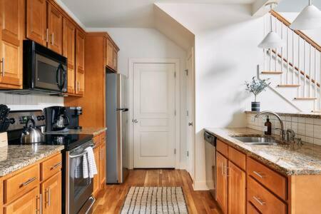 Modern Home next to Vanderbilt Campus with Parking, Screened Porch & Workspace, Walk to Hillsboro Village, Fido & Pancake Pantry, Minutes to Music Row, 12 South & Broadway, Perfect for Families, Friends & University Visits - 2