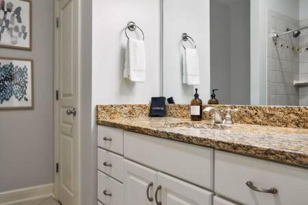 Modern Home next to Vanderbilt Campus with Parking, Screened Porch & Workspace, Walk to Hillsboro Village, Fido & Pancake Pantry, Minutes to Music Row, 12 South & Broadway, Perfect for Families, Friends & University Visits - 5