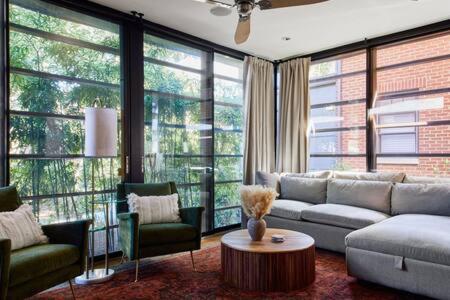 Chic 4BR with Fenced Yard Walk to Dining Parking 5 Mins to Nissan Stadium Less than 2 miles to Broadway Workspace Parking 24 Hr Hospitality Great for Families