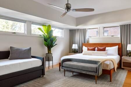 Chic 4BR with Fenced Yard Walk to Dining Parking 5 Mins to Nissan Stadium Less than 2 miles to Broadway Workspace Parking 24 Hr Hospitality Great for Families - 4