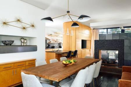 Chic 4BR with Fenced Yard Walk to Dining Parking 5 Mins to Nissan Stadium Less than 2 miles to Broadway Workspace Parking 24 Hr Hospitality Great for Families - 3