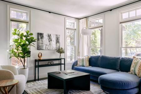 Chic 4BR with Fenced Yard Walk to Dining Parking 5 Mins to Nissan Stadium Less than 2 miles to Broadway Workspace Parking 24 Hr Hospitality Great for Families - 2