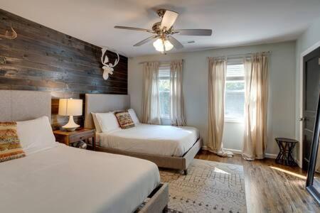 1-Story Home, Fenced Yard, Grill, Firepit, Parking, Sleeps 10, Pet-Friendly, Smart TVs, 10 Mins to Nissan Stadium & Five Points, Cozy Bedrooms, Outdoor Fun, Perfect for Families & Groups - 2