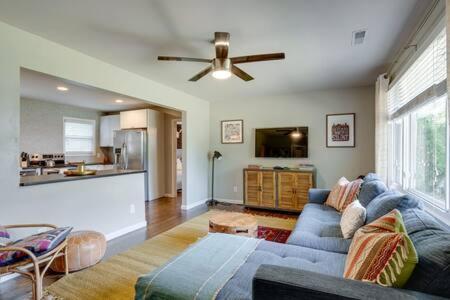 1-Story Home, Fenced Yard, Grill, Firepit, Parking, Sleeps 10, Pet-Friendly, Smart TVs, 10 Mins to Nissan Stadium & Five Points, Cozy Bedrooms, Outdoor Fun, Perfect for Families & Groups