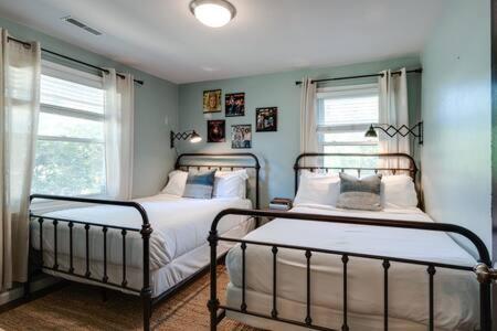 1-Story Home, Fenced Yard, Grill, Firepit, Parking, Sleeps 10, Pet-Friendly, Smart TVs, 10 Mins to Nissan Stadium & Five Points, Cozy Bedrooms, Outdoor Fun, Perfect for Families & Groups - 3