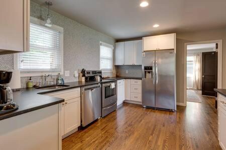 1-Story Home, Fenced Yard, Grill, Firepit, Parking, Sleeps 10, Pet-Friendly, Smart TVs, 10 Mins to Nissan Stadium & Five Points, Cozy Bedrooms, Outdoor Fun, Perfect for Families & Groups - 5