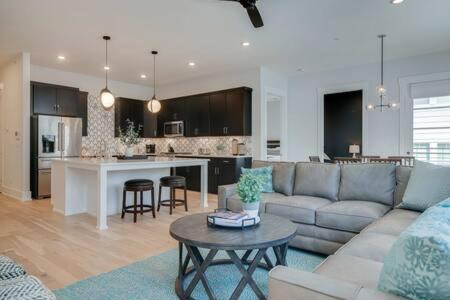 Roomy 1-Level Condo Near Vanderbilt With Parking, 1 Story, Elevator Building, Secure Parking, Patio, Elevator, Sleeping Space for Guests, Great for Groups, Walk to Campus, 24 Hr Hospitality