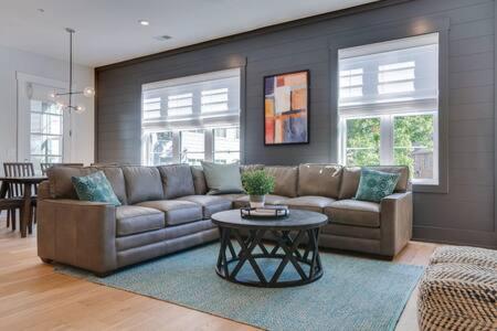 Roomy 1-Level Condo Near Vanderbilt With Parking, 1 Story, Elevator Building, Secure Parking, Patio, Elevator, Sleeping Space for Guests, Great for Groups, Walk to Campus, 24 Hr Hospitality - 4