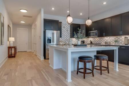 Roomy 1-Level Condo Near Vanderbilt With Parking, 1 Story, Elevator Building, Secure Parking, Patio, Elevator, Sleeping Space for Guests, Great for Groups, Walk to Campus, 24 Hr Hospitality - 2