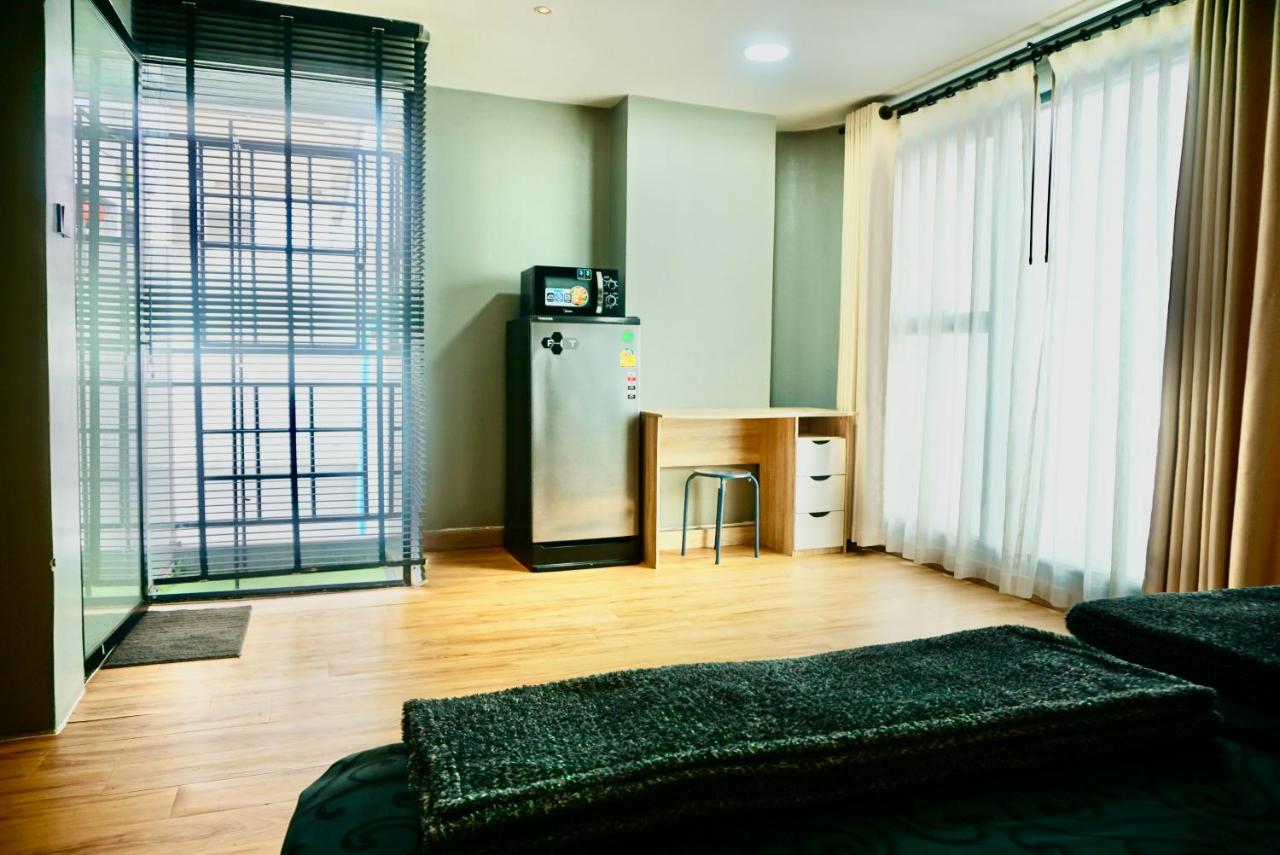 Hip and funky apartment silom Soi 3, with rooftop view - 4