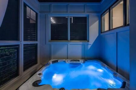 Skyline View Mansion, Hot Tub, Close To Downtown, Less than 10 Mins to 5 Points and Broadway, 3 Spacious Suites, Workspace, Garage Spaces and Ample Parking, 24 Hr Hospitality - 3