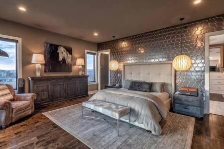 Skyline View Mansion, Hot Tub, Close To Downtown, Less than 10 Mins to 5 Points and Broadway, 3 Spacious Suites, Workspace, Garage Spaces and Ample Parking, 24 Hr Hospitality - 2