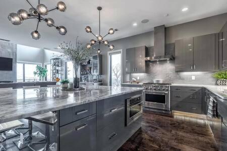 Skyline View Mansion, Hot Tub, Close To Downtown, Less than 10 Mins to 5 Points and Broadway, 3 Spacious Suites, Workspace, Garage Spaces and Ample Parking, 24 Hr Hospitality - 4