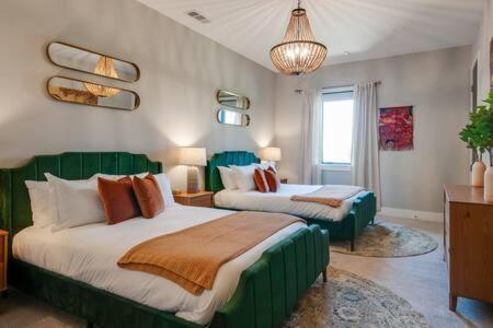 Skyline View Mansion, Hot Tub, Close To Downtown, Less than 10 Mins to 5 Points and Broadway, 3 Spacious Suites, Workspace, Garage Spaces and Ample Parking, 24 Hr Hospitality - 5