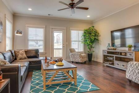 Modern 3 King Belmont Retreat with 2 Living Rooms Walk to Belmont & Vanderbilt Near Music Row The Gulch & 12th South 2 miles to Broadway Large Dining Table Smart TVs Parking 24 Hr Hospitality - 2