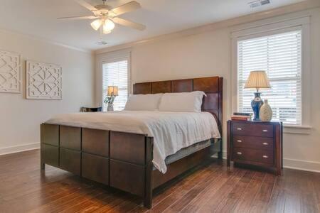 Modern 3 King Belmont Retreat with 2 Living Rooms Walk to Belmont & Vanderbilt Near Music Row The Gulch & 12th South 2 miles to Broadway Large Dining Table Smart TVs Parking 24 Hr Hospitality - 4