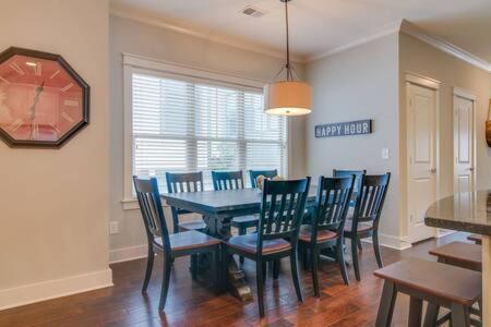 Modern 3 King Belmont Retreat with 2 Living Rooms Walk to Belmont & Vanderbilt Near Music Row The Gulch & 12th South 2 miles to Broadway Large Dining Table Smart TVs Parking 24 Hr Hospitality - 5