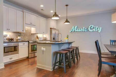 Modern 3 King Belmont Retreat with 2 Living Rooms Walk to Belmont & Vanderbilt Near Music Row The Gulch & 12th South 2 miles to Broadway Large Dining Table Smart TVs Parking 24 Hr Hospitality - 3