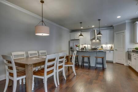 Elegant 4 King Belmont Retreat with 2 Living Rooms Walk to Belmont and Vanderbilt Near 12th South Music Row & The Gulch 2 miles to Broadway Large Dining Table Smart TVs Parking 24 Hr Hospitality - 5