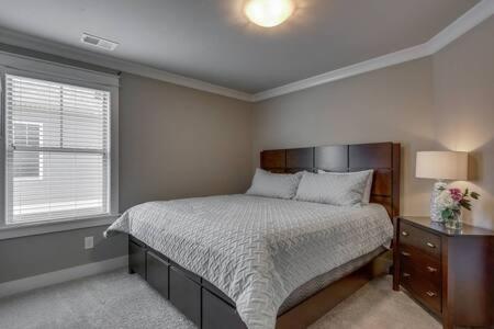 Elegant 4 King Belmont Retreat with 2 Living Rooms Walk to Belmont and Vanderbilt Near 12th South Music Row & The Gulch 2 miles to Broadway Large Dining Table Smart TVs Parking 24 Hr Hospitality - 4