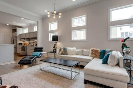 Family Home in 12 South, Mins to Local Favorites, Screened in Porch, Walk to Shopping in 12 South, 10 Minutes to Broadway, Dedicated Parking, Perfect for Families, 24 Hr Hospitality