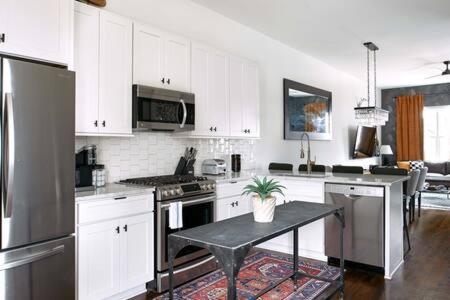 Hillsboro Village Rooftop Retreat with City Views, Sleep 12 with Gourmet Kitchen, Smart TVs & Garage, Walk to Vanderbilt, Pancake Pantry and Boutique Shopping, Minutes to Broadway, 12 South and The Parthenon, Perfect for Groups, 24Hr Hospitality - 3