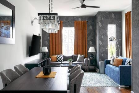 Hillsboro Village Rooftop Retreat with City Views, Sleep 12 with Gourmet Kitchen, Smart TVs & Garage, Walk to Vanderbilt, Pancake Pantry and Boutique Shopping, Minutes to Broadway, 12 South and The Parthenon, Perfect for Groups, 24Hr Hospitality