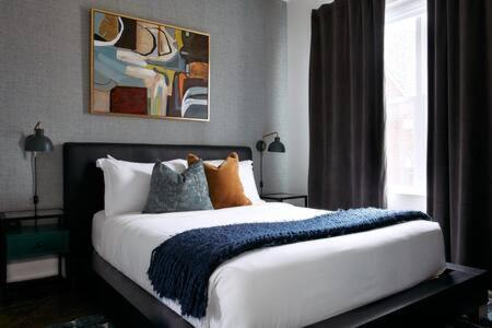 Hillsboro Village Rooftop Retreat with City Views, Sleep 12 with Gourmet Kitchen, Smart TVs & Garage, Walk to Vanderbilt, Pancake Pantry and Boutique Shopping, Minutes to Broadway, 12 South and The Parthenon, Perfect for Groups, 24Hr Hospitality - 5