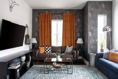 Hillsboro Village Rooftop Retreat with City Views, Sleep 12 with Gourmet Kitchen, Smart TVs & Garage, Walk to Vanderbilt, Pancake Pantry and Boutique Shopping, Minutes to Broadway, 12 South and The Parthenon, Perfect for Groups, 24Hr Hospitality - 2