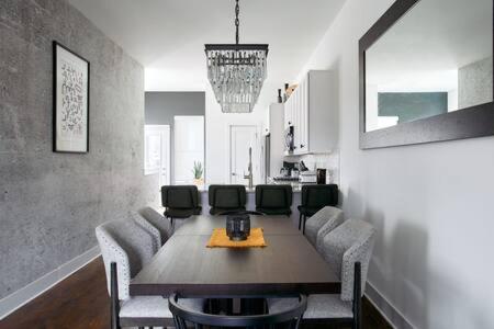 Hillsboro Village Rooftop Retreat with City Views, Sleep 12 with Gourmet Kitchen, Smart TVs & Garage, Walk to Vanderbilt, Pancake Pantry and Boutique Shopping, Minutes to Broadway, 12 South and The Parthenon, Perfect for Groups, 24Hr Hospitality - 4