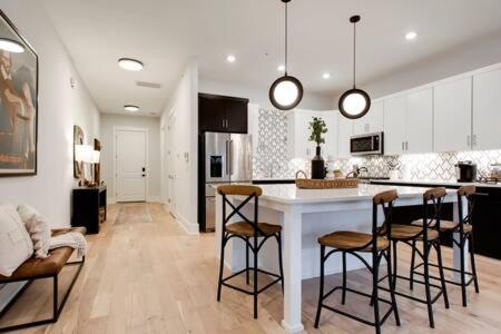 1-Story Condo Near Vandy, Elevator, Garage, Patio Two Bedroom with 1 King and 2 Queens, Walk to Campus and Centennial Park, 10 Mins to Downtown, 24 Hr Hospitality - 4