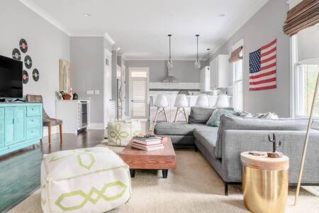 Spacious Dog Friendly 3 BR Townhome, Grill, Patio 3 Blocks to Grocer, 5 Mins to 5 Points, 15 Mins to Broadway, 24 Hour Hospitality Team, Perfect for Families