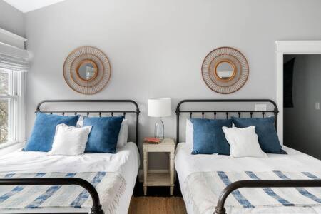 Spacious Dog Friendly 3 BR Townhome, Grill, Patio 3 Blocks to Grocer, 5 Mins to 5 Points, 15 Mins to Broadway, 24 Hour Hospitality Team, Perfect for Families - 2