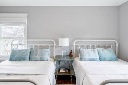 Spacious Dog Friendly 3 BR Townhome, Grill, Patio 3 Blocks to Grocer, 5 Mins to 5 Points, 15 Mins to Broadway, 24 Hour Hospitality Team, Perfect for Families - 5