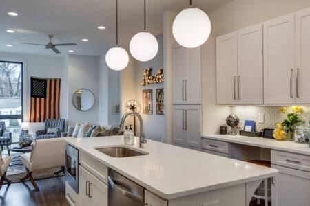 Nashville Getaway - Rooftop, Garage, Near Broadway! - 2