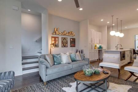 Nashville Getaway - Rooftop, Garage, Near Broadway!