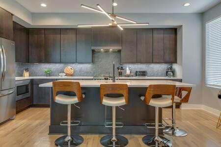 Stylish 4Bed Retreat with Rooftop, Garage, Peloton, Sleeps 12, Fire Table, Gourmet Kitchen, Cozy Living Space, Dedicated Parking, Near Distilleries, Marathon Village and Nightlife, Chic Skyline Views, 24 Hour Hospitality - 3