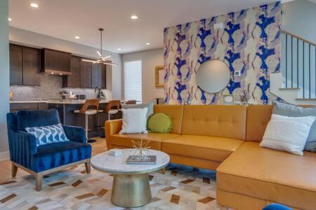 Stylish 4Bed Retreat with Rooftop, Garage, Peloton, Sleeps 12, Fire Table, Gourmet Kitchen, Cozy Living Space, Dedicated Parking, Near Distilleries, Marathon Village and Nightlife, Chic Skyline Views, 24 Hour Hospitality - 2