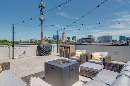 Stylish 4Bed Retreat with Rooftop, Garage, Peloton, Sleeps 12, Fire Table, Gourmet Kitchen, Cozy Living Space, Dedicated Parking, Near Distilleries, Marathon Village and Nightlife, Chic Skyline Views, 24 Hour Hospitality - 5