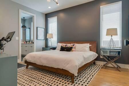 Stylish 4Bed Retreat with Rooftop, Garage, Peloton, Sleeps 12, Fire Table, Gourmet Kitchen, Cozy Living Space, Dedicated Parking, Near Distilleries, Marathon Village and Nightlife, Chic Skyline Views, 24 Hour Hospitality - 4