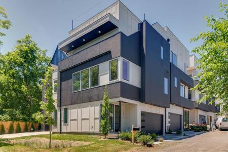 Stylish 4Bed Retreat with Rooftop, Garage, Peloton, Sleeps 12, Fire Table, Gourmet Kitchen, Cozy Living Space, Dedicated Parking, Near Distilleries, Marathon Village and Nightlife, Chic Skyline Views, 24 Hour Hospitality