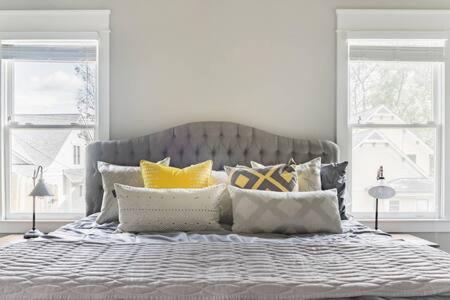 1-Story Family Home with Fenced Yard, Grill, Parking, Sleeps 10, 5 Mins to Five Points & Nissan Stadium, Smart TVs, Pet-Friendly Yard, Patio for BBQs, Ideal Nashville Getaway for Families, 24 Hr Hospitality - 2