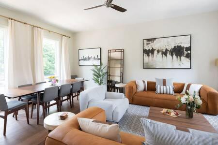 Spacious 4BR, Rooftop Patio, Garage, Walk to Faves, 5 Mins to Nissan Stadium, Less than 10 Mins to Broadway, 24 Hr Hospitality, Great for Groups - 5