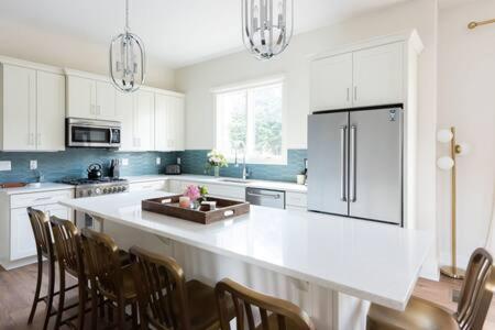 Spacious 4BR, Rooftop Patio, Garage, Walk to Faves, 5 Mins to Nissan Stadium, Less than 10 Mins to Broadway, 24 Hr Hospitality, Great for Groups - 2